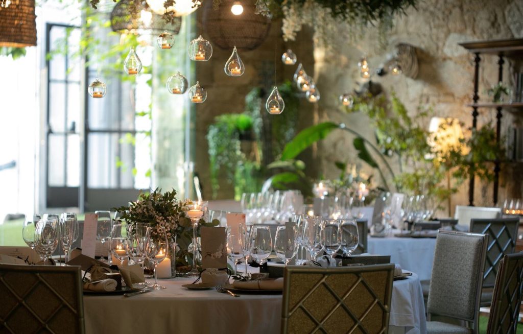 foto de inspiración de decoración de boda en el Invernadero de A Quinta da Auga con luces y naturaleza y una mesa puesta esquisita