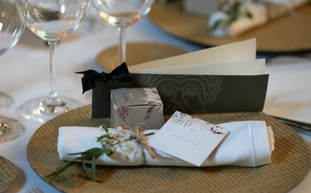 foto de mesa de boda con detalles en A Quinta da Auga con minutas y detalles para los invitados